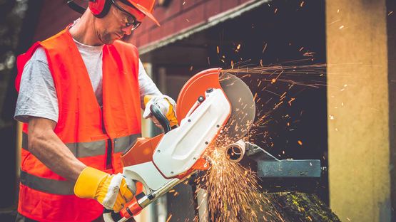 Bauarbeiter mit Baumaschine